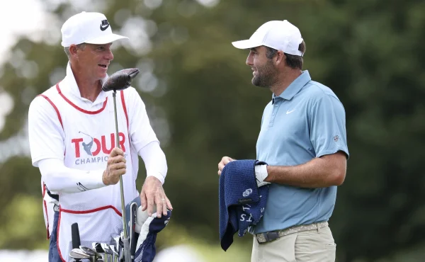 Schefflerův caddie vydělává víc než většina hráčů PGA. A to chtěl s kariérou skončit
