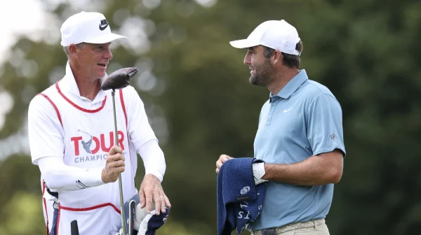 Schefflerův caddie vydělává víc než většina hráčů PGA. A to chtěl s kariérou skončit