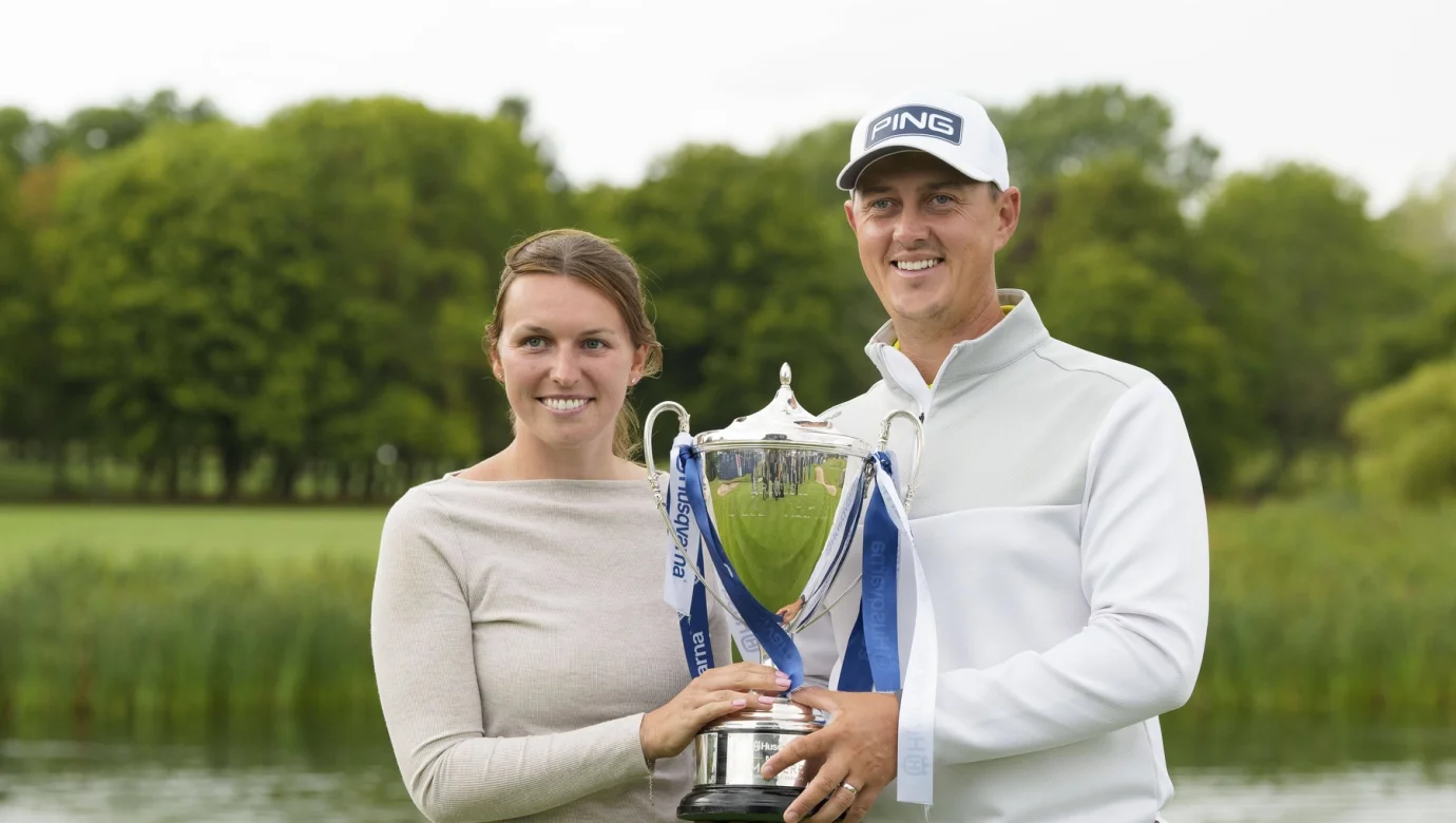 Joe Dean slaví životní triumf po boku své manželky Emily, která mu na British Masters dělala caddie