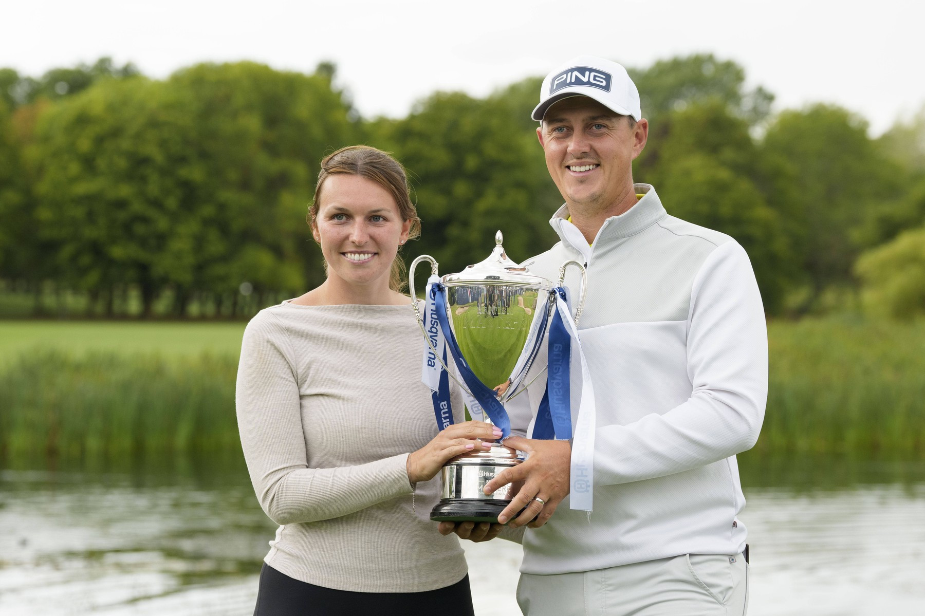 Joe Dean slaví životní triumf po boku své manželky Emily, která mu na British Masters dělala caddie