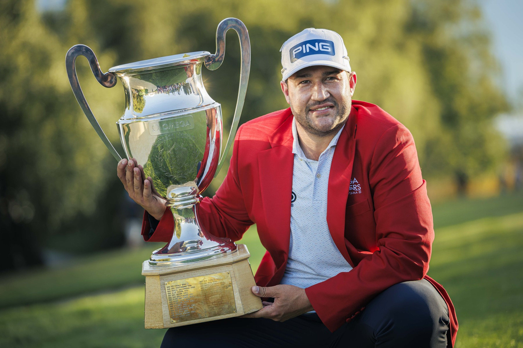 Thriston Lawrence slaví třetí triumf na Omega European Masters. V Crans-Montaně vyhrál také v letech 2022 a 2025 a vyrovnal rekord legendárního Seveho Ballesterose