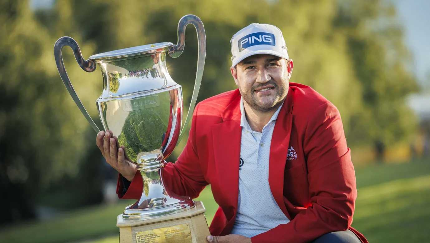 Thriston Lawrence slaví třetí triumf na Omega European Masters. V Crans-Montaně vyhrál také v letech 2022 a 2025 a vyrovnal rekord legendárního Seveho Ballesterose