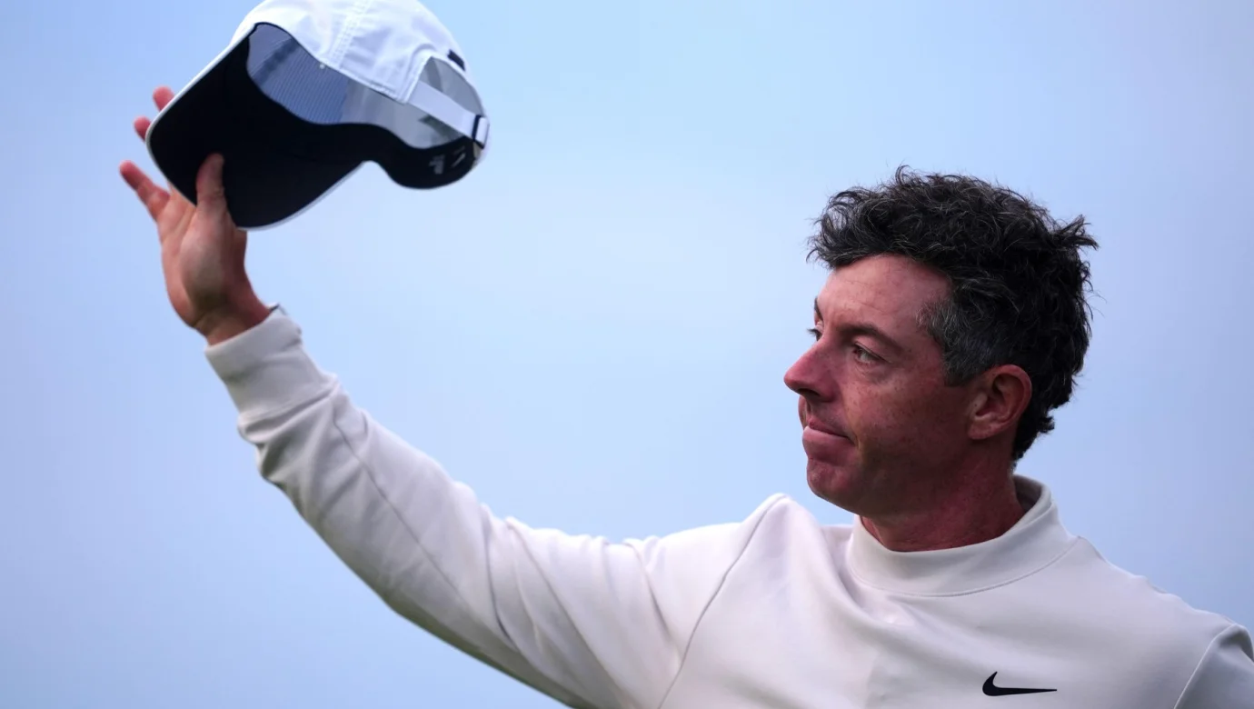 Rory McIlroy se v úvodním kole Irish Open pral s extrémním větrem. Přesto zahrál pod par a zůstává ve hře o obhajobu titulu