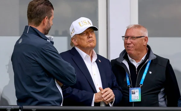 Trump si okázalým průletem Air Force One ukradl Irish Open. McIlroy odmítl jeho pozvání