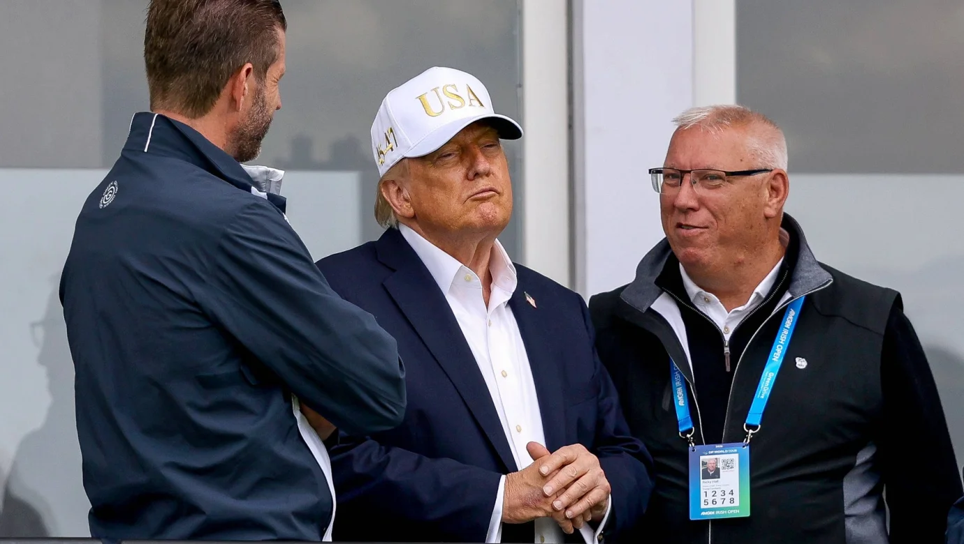 Trump si okázalým průletem Air Force One ukradl Irish Open. McIlroy odmítl jeho pozvání