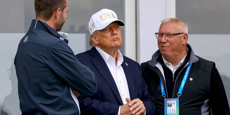 Trump si okázalým průletem Air Force One ukradl Irish Open. McIlroy odmítl jeho pozvání