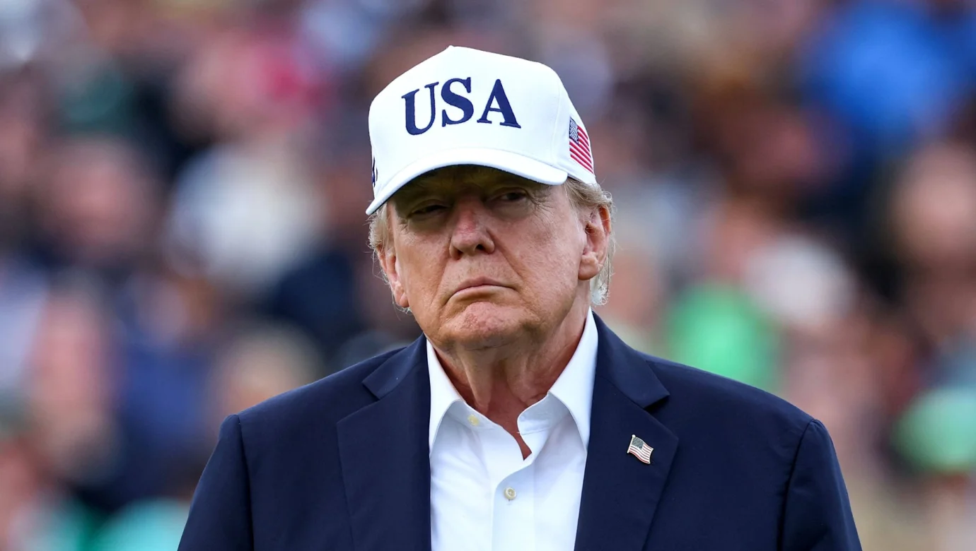 Donald Trump se chystá předat trofej vítězům Presidents Cupu. Pokud Američané nedokážou otočit nepříznivý vývoj, může se údajné Trumpovo prokletí znovu připomenout