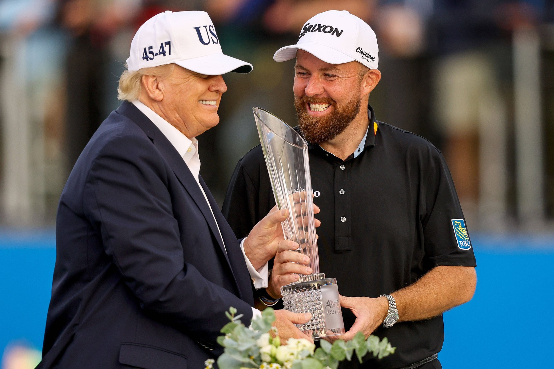 Shane Lowry s trofejí pro vítěze Irish Open, kterou mu po rekordním triumfu předal osobně Donald Trump