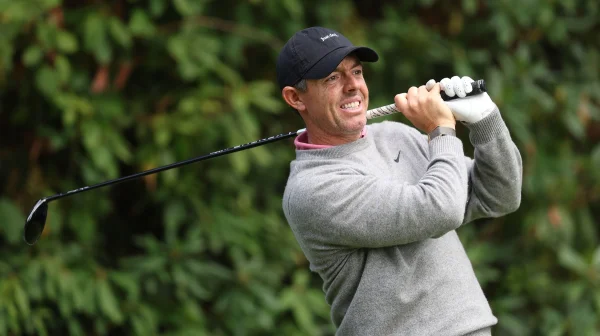 McIlroy čaroval s pravidly. Kontroverzní verdikt na BMW ho udržel ve hře o titul