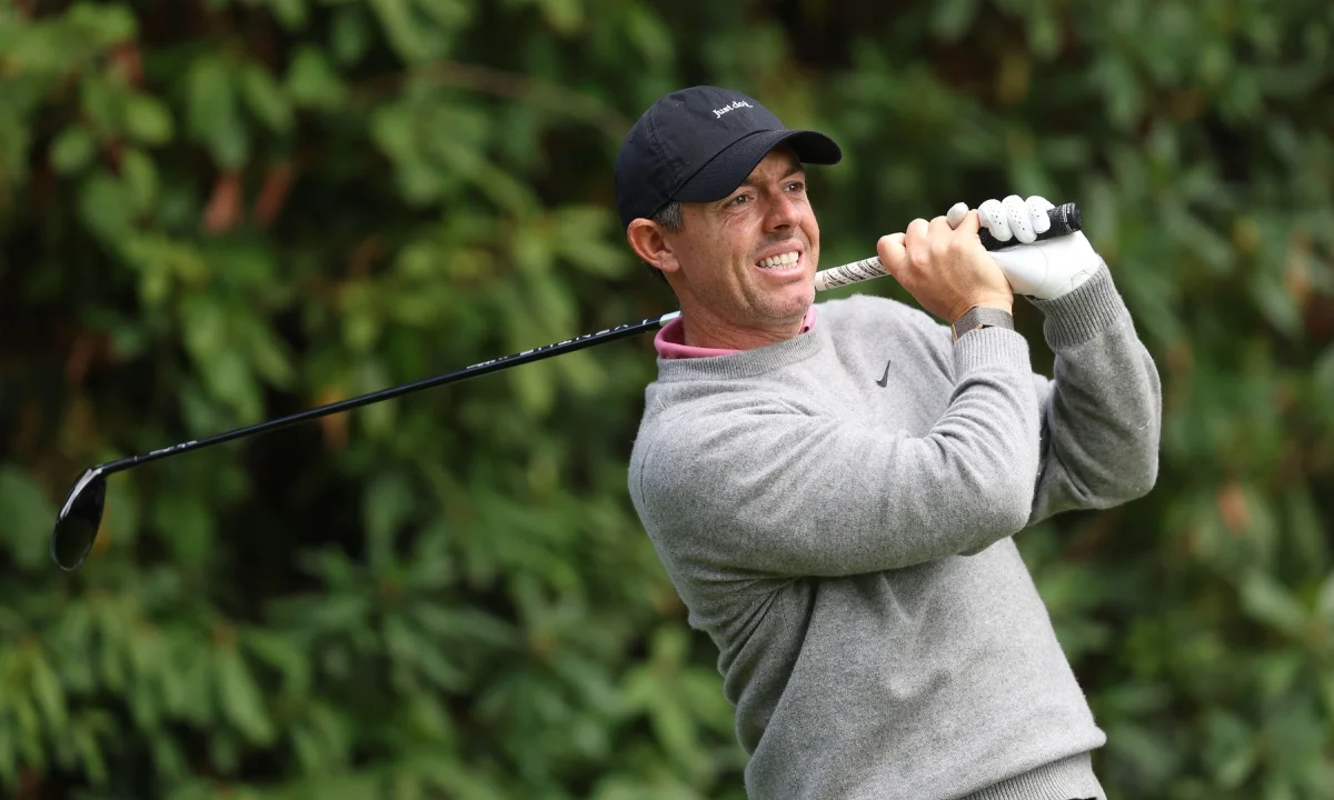 McIlroy čaroval s pravidly. Kontroverzní verdikt na BMW ho udržel ve hře o titul