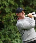 McIlroy čaroval s pravidly. Kontroverzní verdikt na BMW ho udržel ve hře o titul