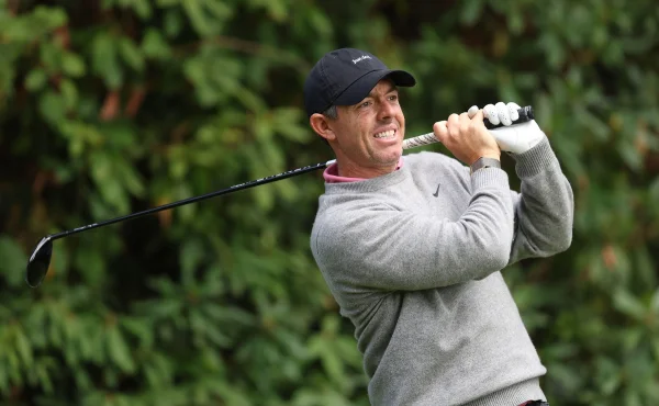 McIlroy čaroval s pravidly. Kontroverzní verdikt na BMW ho udržel ve hře o titul