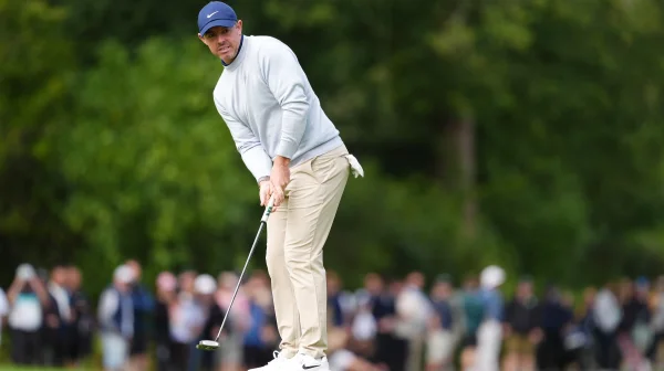 McIlroyovi se otevírá cesta k rekordu. Patrick Reed se na BMW zranil a odstoupil