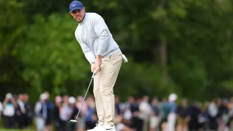 McIlroyovi se otevírá cesta k rekordu. Patrick Reed se na BMW zranil a odstoupil