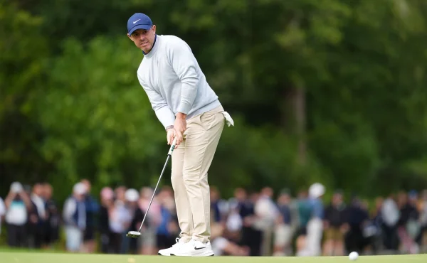 McIlroyovi se otevírá cesta k rekordu. Patrick Reed se na BMW zranil a odstoupil