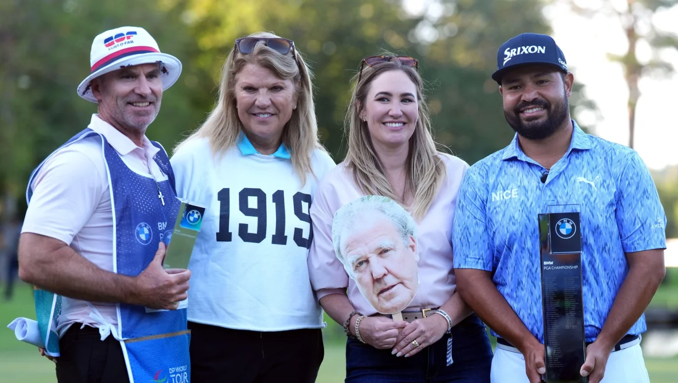 J.J. Spaun slaví triumf na BMW PGA Championship s manželkou Melody. Ta mu v napínavém závěru pomáhala zvládnout stres díky vtipné masce Jeremyho Clarksona