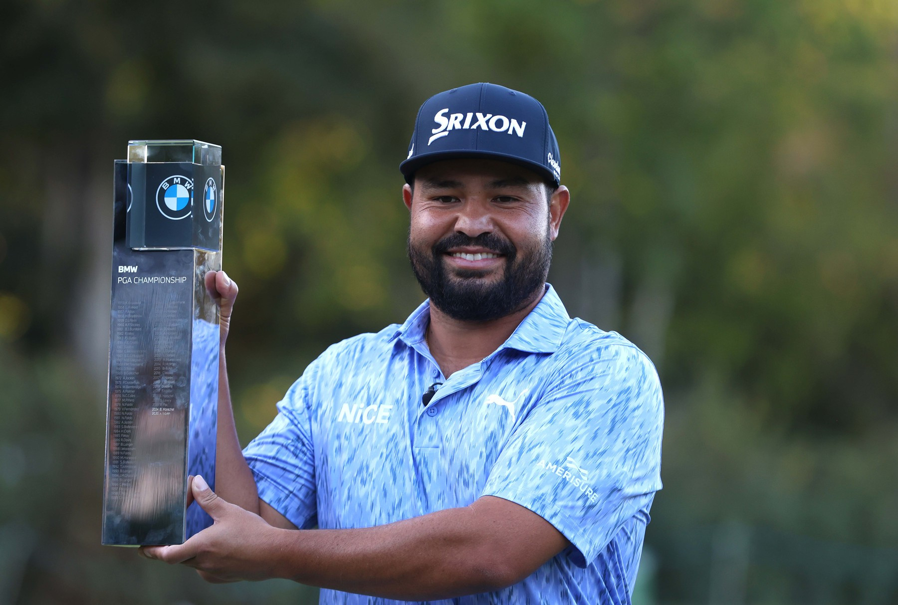 JJ Spaun s trofejí pro vítěze BMW PGA Championship. Při své premiéře ve Wentworthu dokázal turnaj ovládnout a stal se teprve třetím americkým šampionem v historii