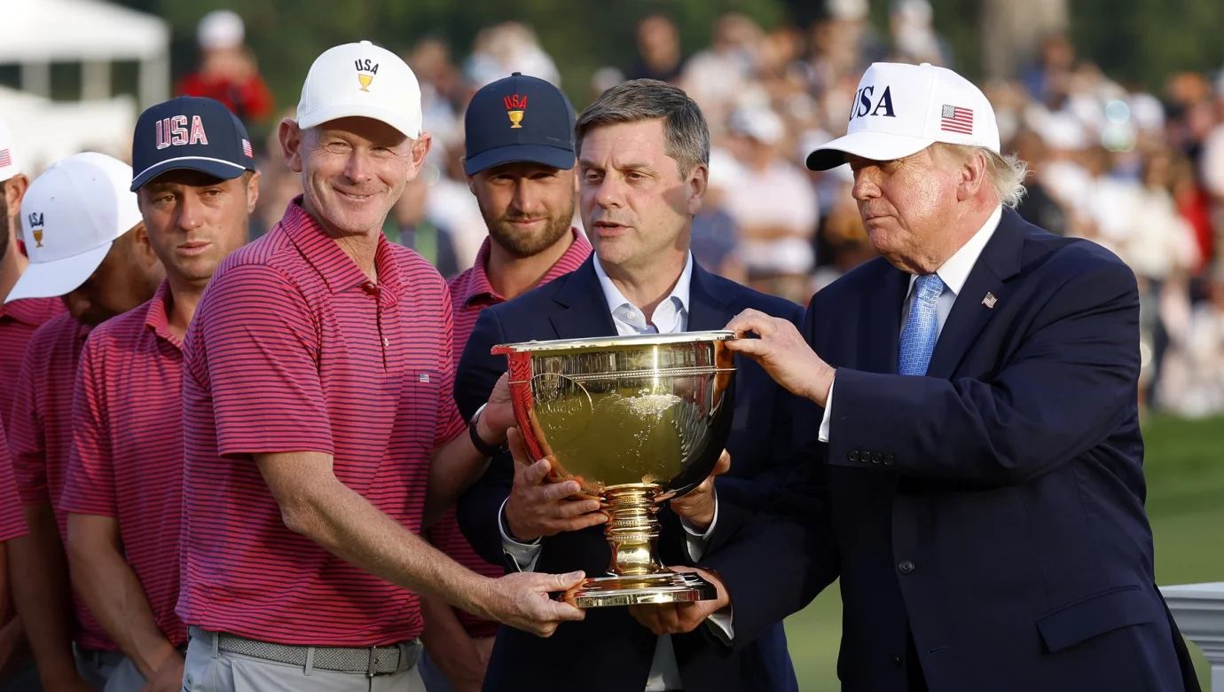Americký kapitán Brandt Snedeker přebírá vítěznou trofej z rukou prezidenta Donalda Trumpa. Nedělní obrat v Medinah přinesl USA další triumf v Presidents Cupu