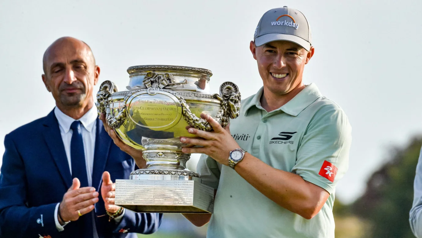 Matt Fitzpatrick s vítěznou trofejí z French Open 2026, kde oslavil svůj jedenáctý titul na DP World Tour