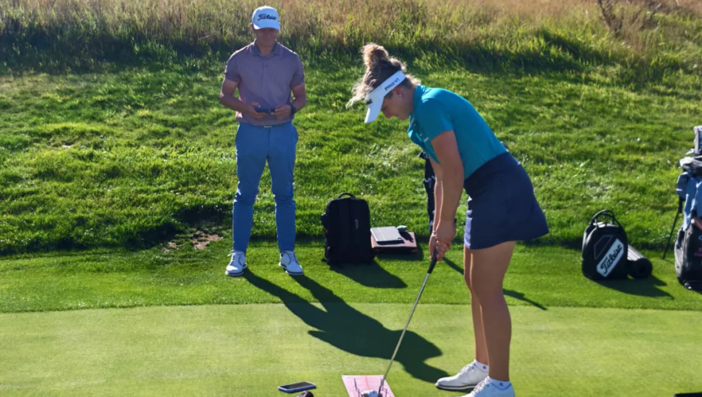 Sára Kousková při tréninku s Petrem Kabátem, který nově rozšířil její realizační tým v roli Performance Coache