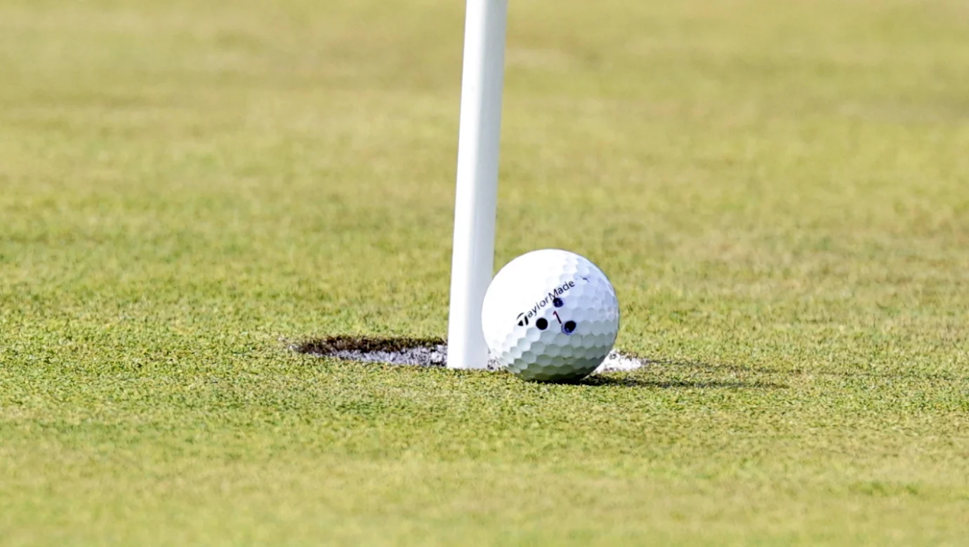 Golfový míček v jamce. Tyler Darling během pouhých dvou týdnů zahrál hole-in-one a dva albatrosy, sérii s astronomickou pravděpodobností 1 ku 14,5 biliardy