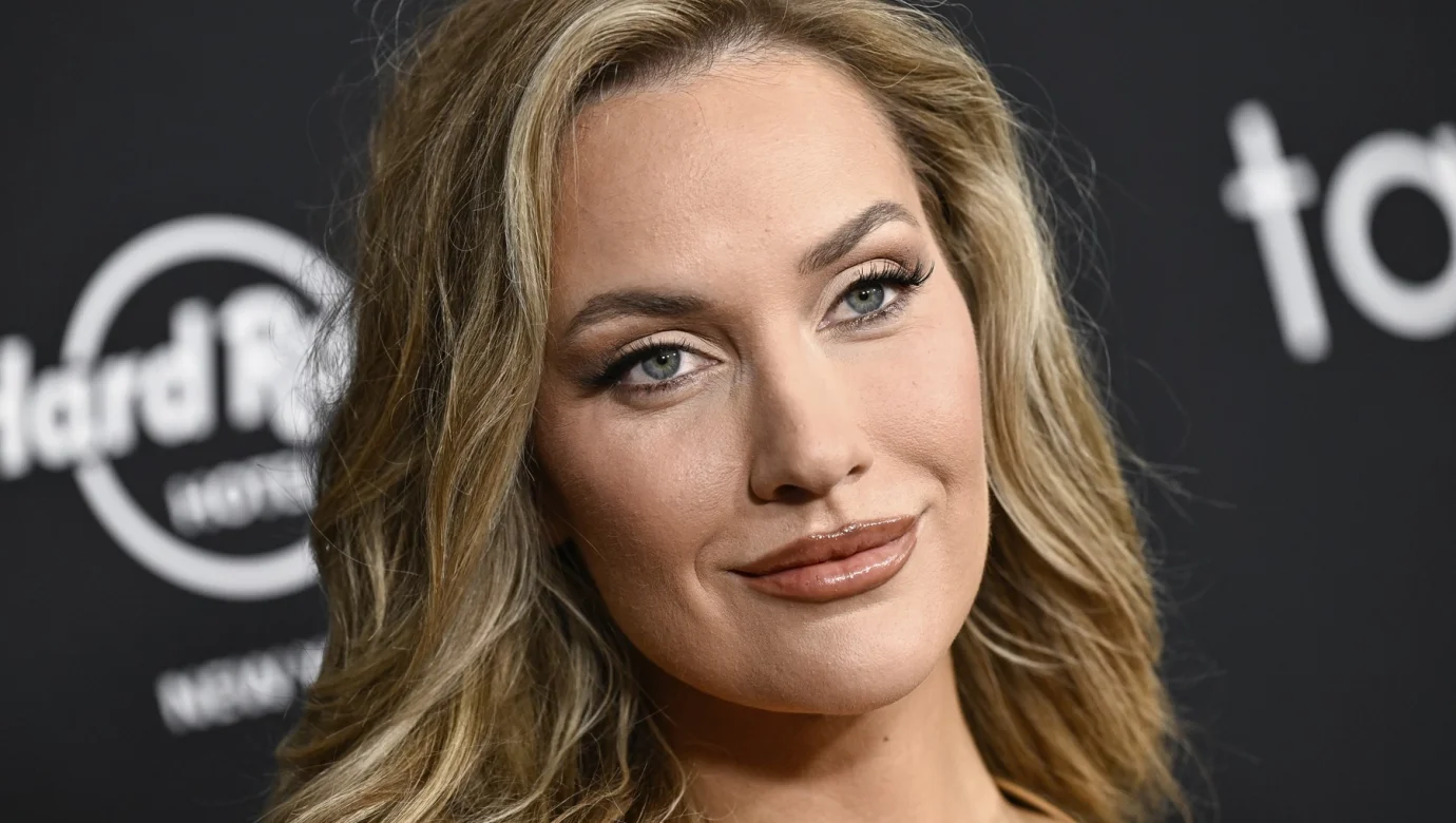 Paige Spiranac opět dokázala, že odvést pozornost fanoušků od jejího účesu není nic složitého