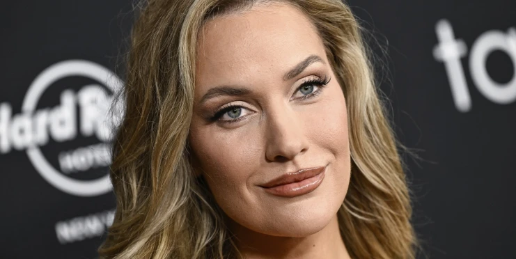 Pěšinka šla stranou. Výstřih golfové krásky Paige nedal fanouškům šanci se soustředit