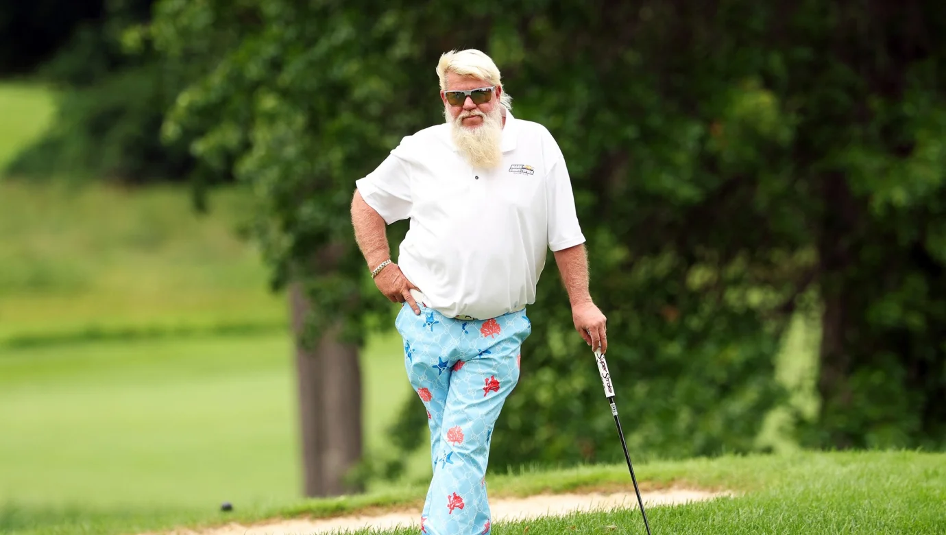 Nepřehlédnutelná golfová ikona John Daly je proslulá svým extravagantním, pestrobarevným stylem, který promítá i do vlastní módní značky Daly Vibe