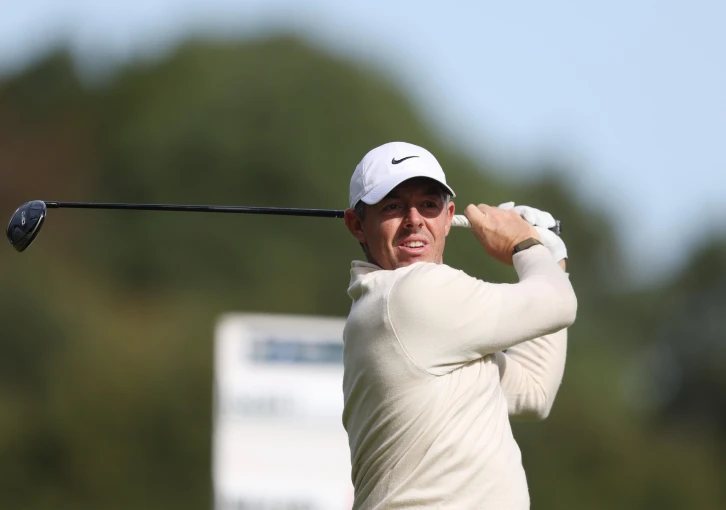 McIlroy míří do Emirátů za rekordem. Tour má kvůli bezpečnosti evropský plán B