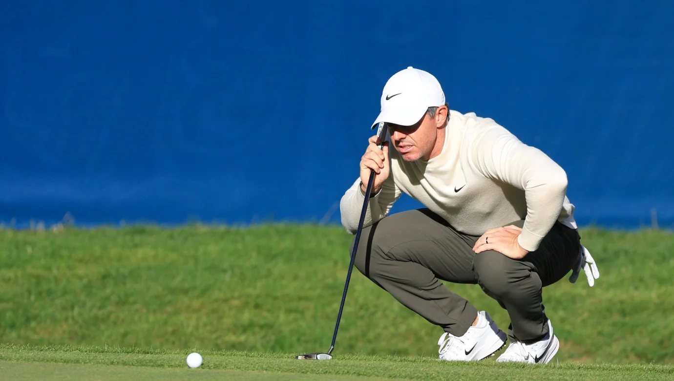 Rory McIlroy během turnaje v Dillí, kde se jeho účast stala terčem ostré kritiky Kevina Kisnera