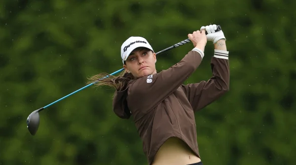 Charley Hull v bikinách a bez zábran! Na Ibize málem skončila s tetováním na čele