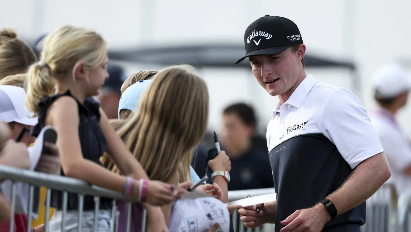 Devatenáctiletý Blades Brown má na dosah historický zápis. Fantastickým kolem za 61 ran se dostal do vedení finále Korn Ferry Tour a přiblížil se ke kartě na PGA Tour