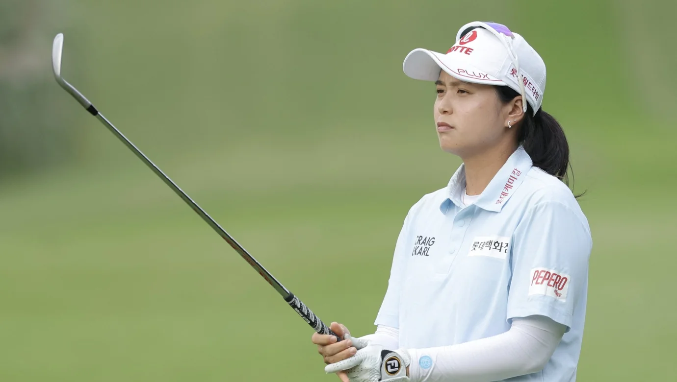 Hye-Jin Choi po fantastickém úvodním kole za 64 ran v pátek výrazně zpomalila, přesto si na Buick LPGA Shanghai udržela vedení s náskokem dvou ran
