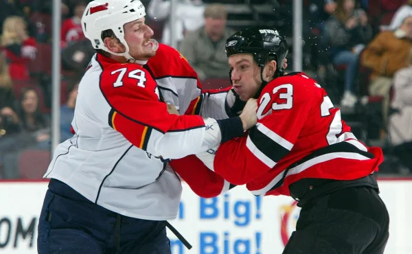 Bývalý hráč NHL Nick Tarnasky hodil opilého golfistu do jezera kvůli zdržování