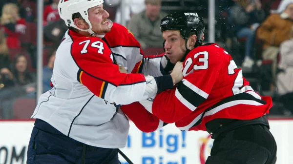Bývalý hráč NHL Nick Tarnasky hodil opilého golfistu do jezera kvůli zdržování