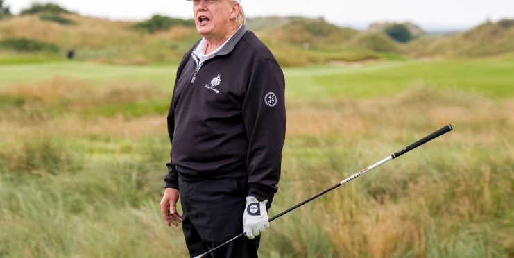 Obtloustlý golfový podvodník, píše o Trumpovi novinář po další pomoci od caddieho