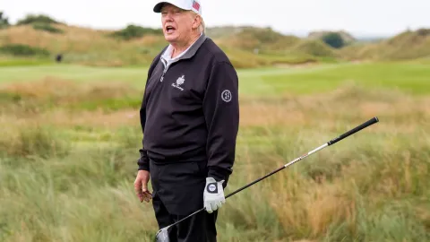 Obtloustlý golfový podvodník, píše o Trumpovi novinář po další pomoci od caddieho