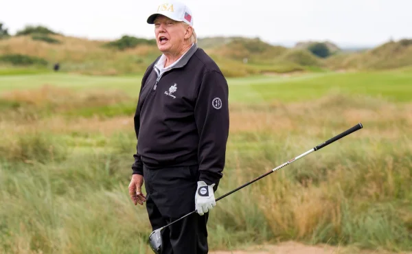 Obtloustlý golfový podvodník, píše o Trumpovi novinář po další pomoci od caddieho