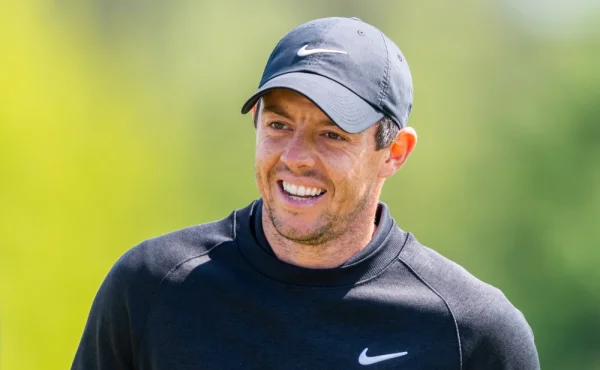 Manželku mu polili pivem, a tak McIlroy vyprovokoval posměšný popěvek na Donalda Trumpa