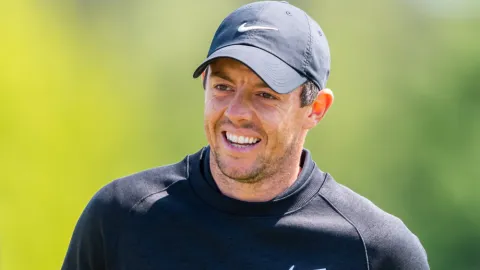 Manželku mu polili pivem, a tak McIlroy vyprovokoval posměšný popěvek na Donalda Trumpa