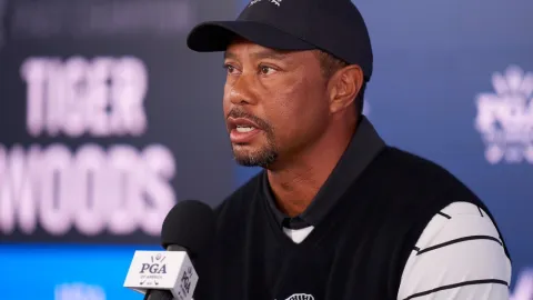 Tiger Woods se prý i po další operaci vrátí k soutěžnímu golfu. Jenomže už jen jako senior