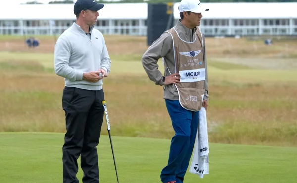 Byl to risk, ale vyplatil se. Rory McIlroy má za caddieho kamaráda