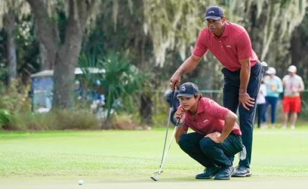 Na mě se nedívej, uč se od McIlroye radí legendární Tiger Woods svému synovi