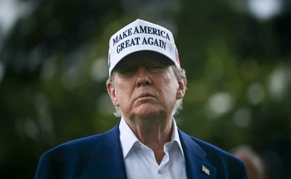 Caddie nenápadně vylepšil pozici Trumpova míčku. Ne poprvé, smějí se teď prezidentovi