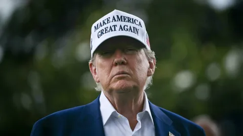 Caddie nenápadně vylepšil pozici Trumpova míčku. Ne poprvé, smějí se teď prezidentovi